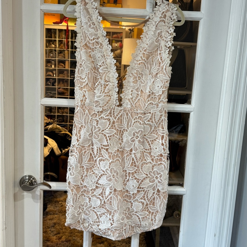 👰🏼‍♀️▫️ Lace Deep-V Mini Dress in Ivory White Sheer Neckline ▫️👰🏼‍♀️ - Picture 6 of 11